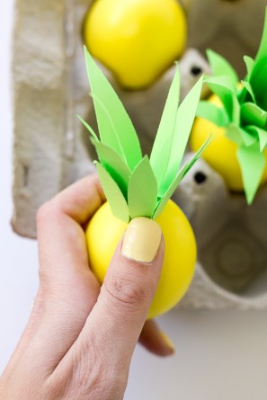 Un Oeuf  transformé en ananas avec un peu de colle et de peinture